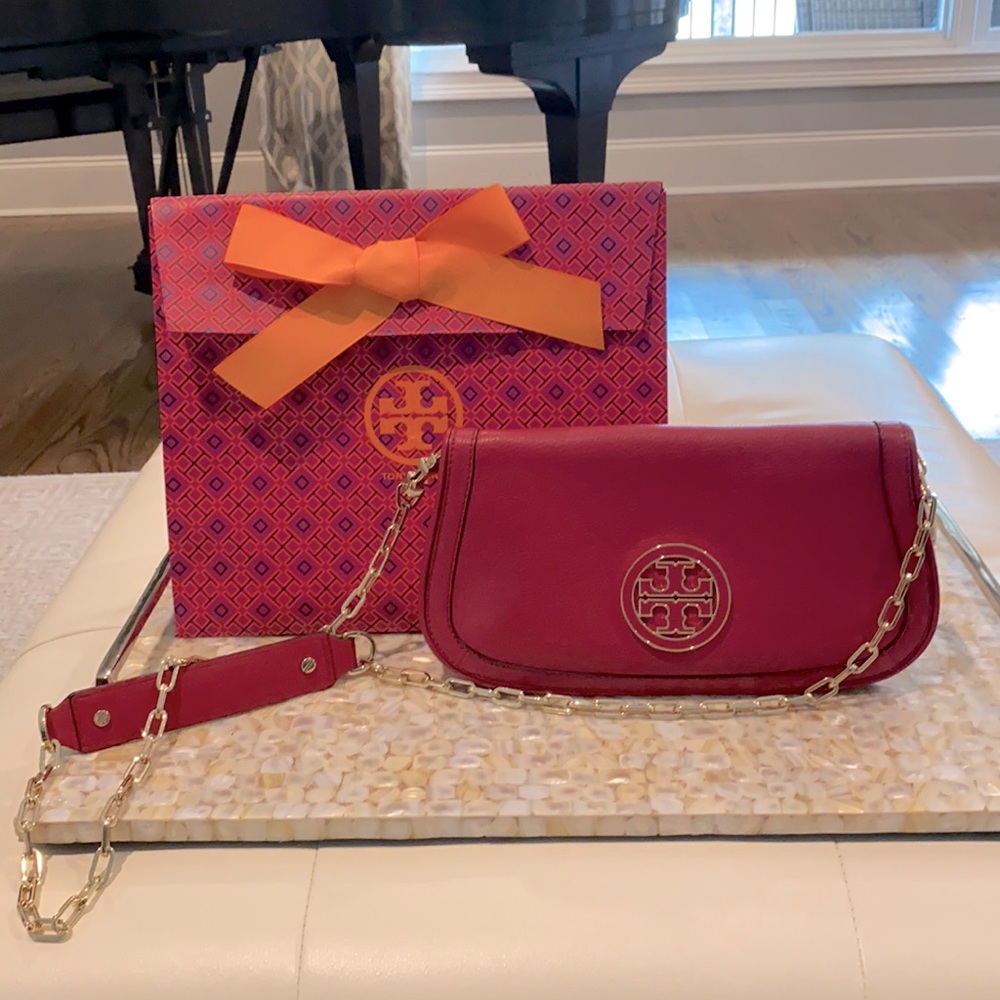 Tory Burch Amanda logo clutch cranberry